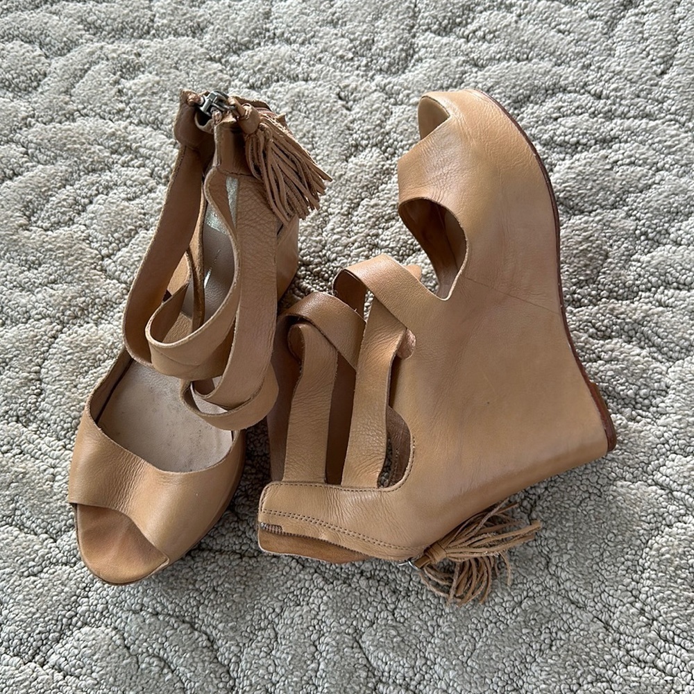 Dolce Vita Women’s Tan Wedges Size 8.5